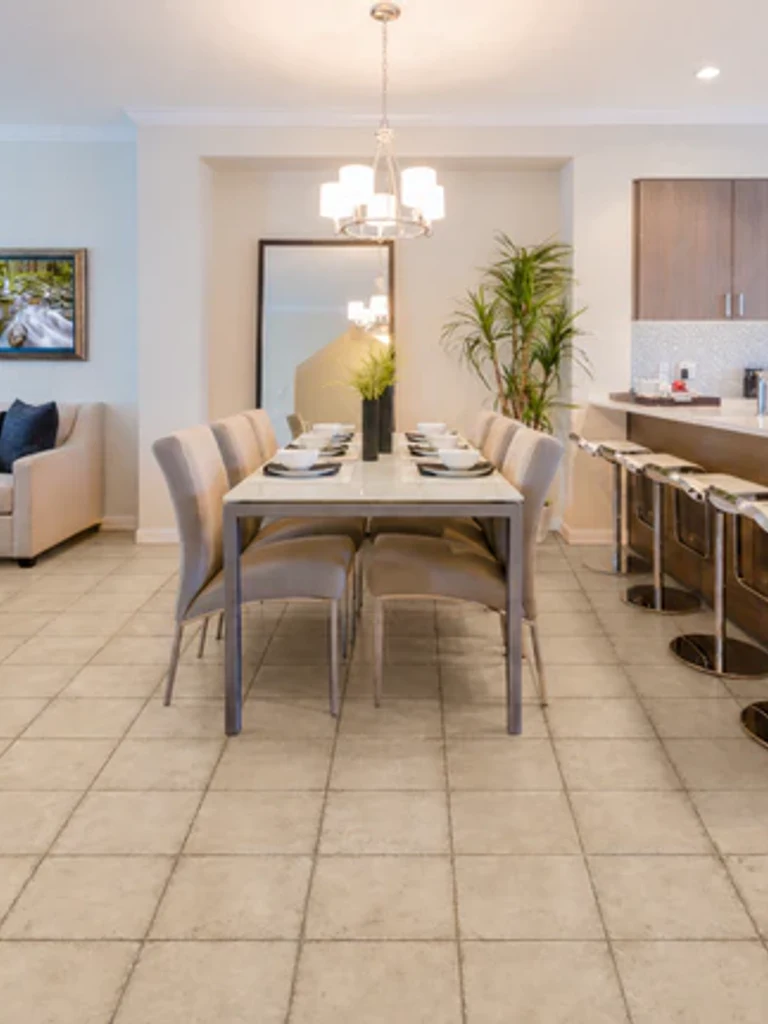 Estancia y cocina integrada antes de renovar